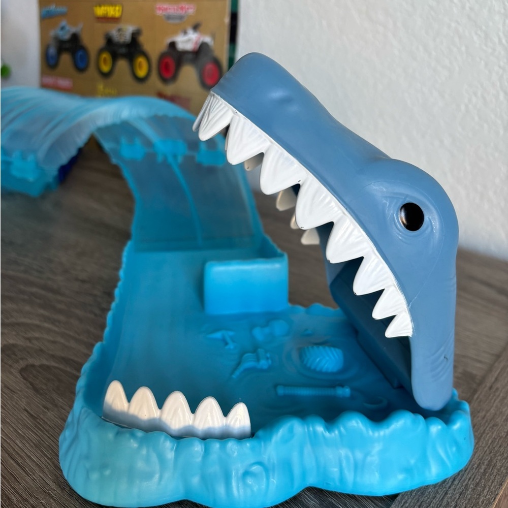 Monster Jam Mini Megalodon Race & Chomp Track - Picture 7 of 9